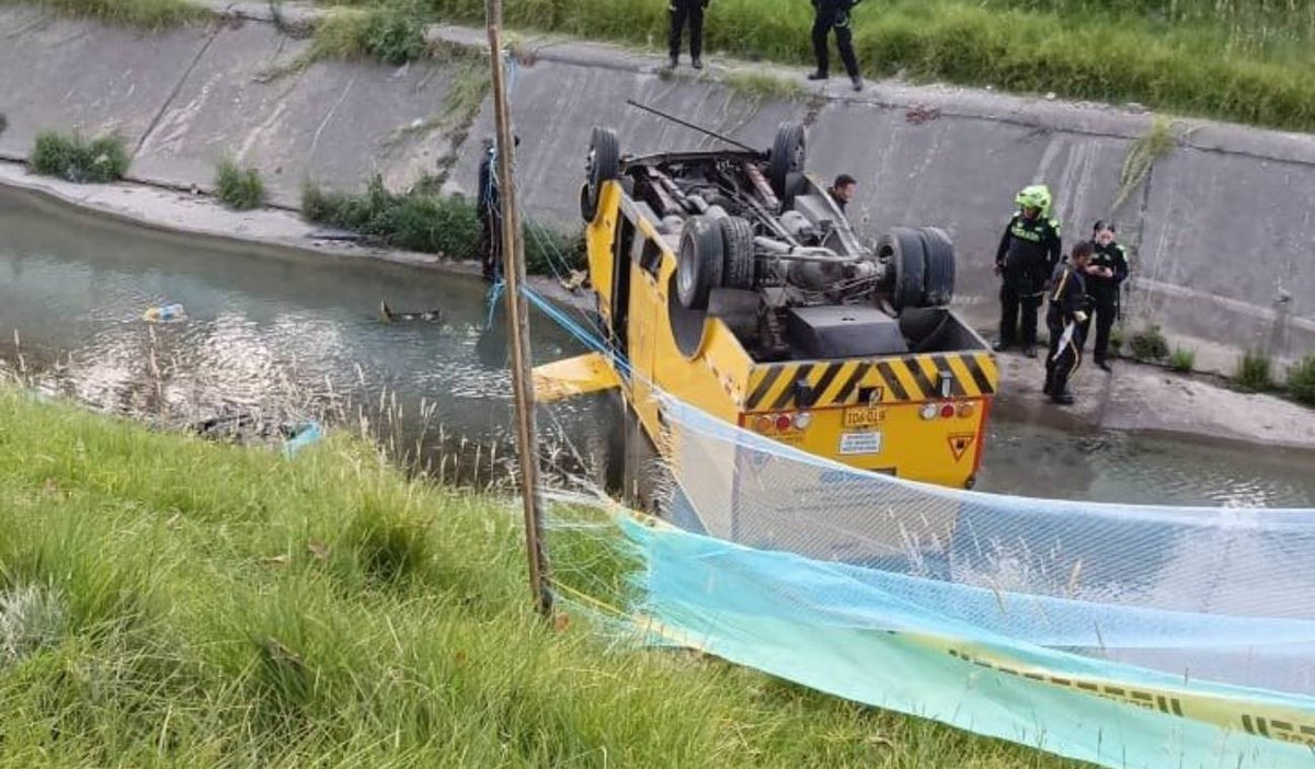 Carro de valores terminó en un canal de agua en Suba