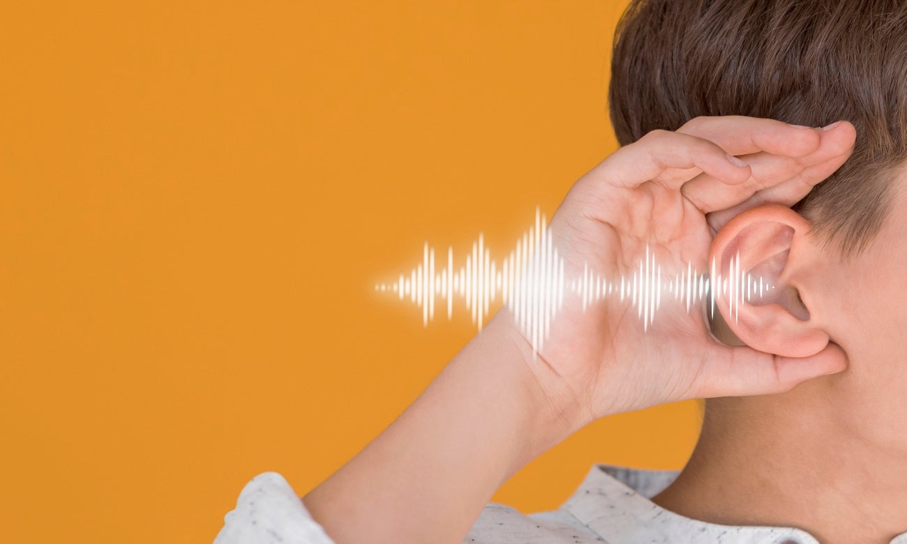 Niño sordo escucha por primera vez tras innovador tratamiento