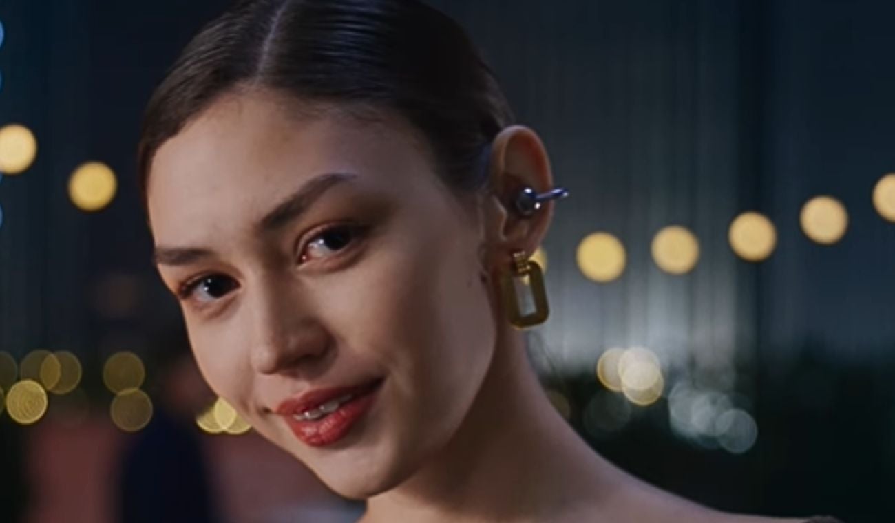 Mujer usando los audífonos FreeClip de Huawei