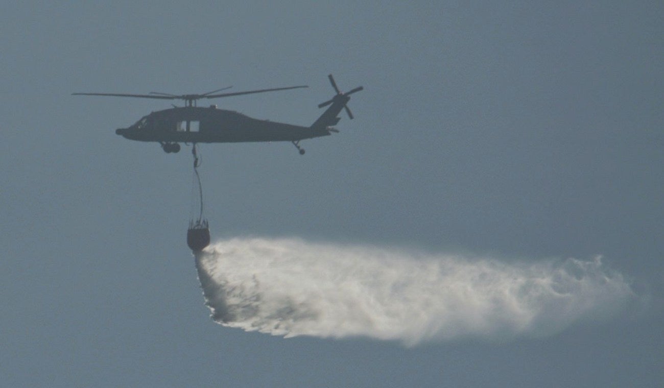Helicópteros tratan de apagar los incendios en Bogotá