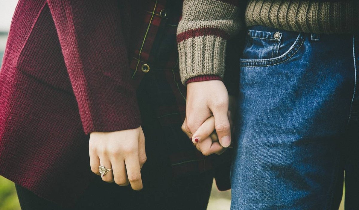 Pareja tomada de la mano