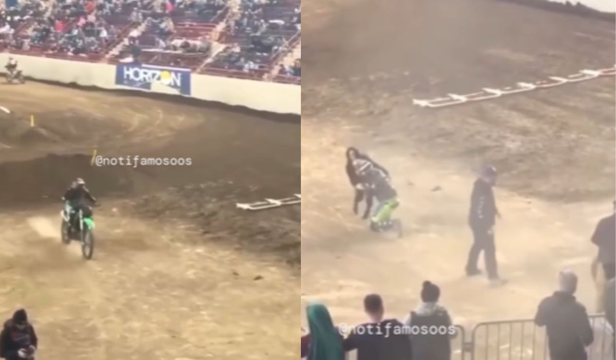 Hombre hace propuesta de matrimonio en motocross