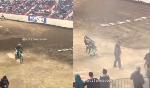 Hombre hace propuesta de matrimonio en motocross