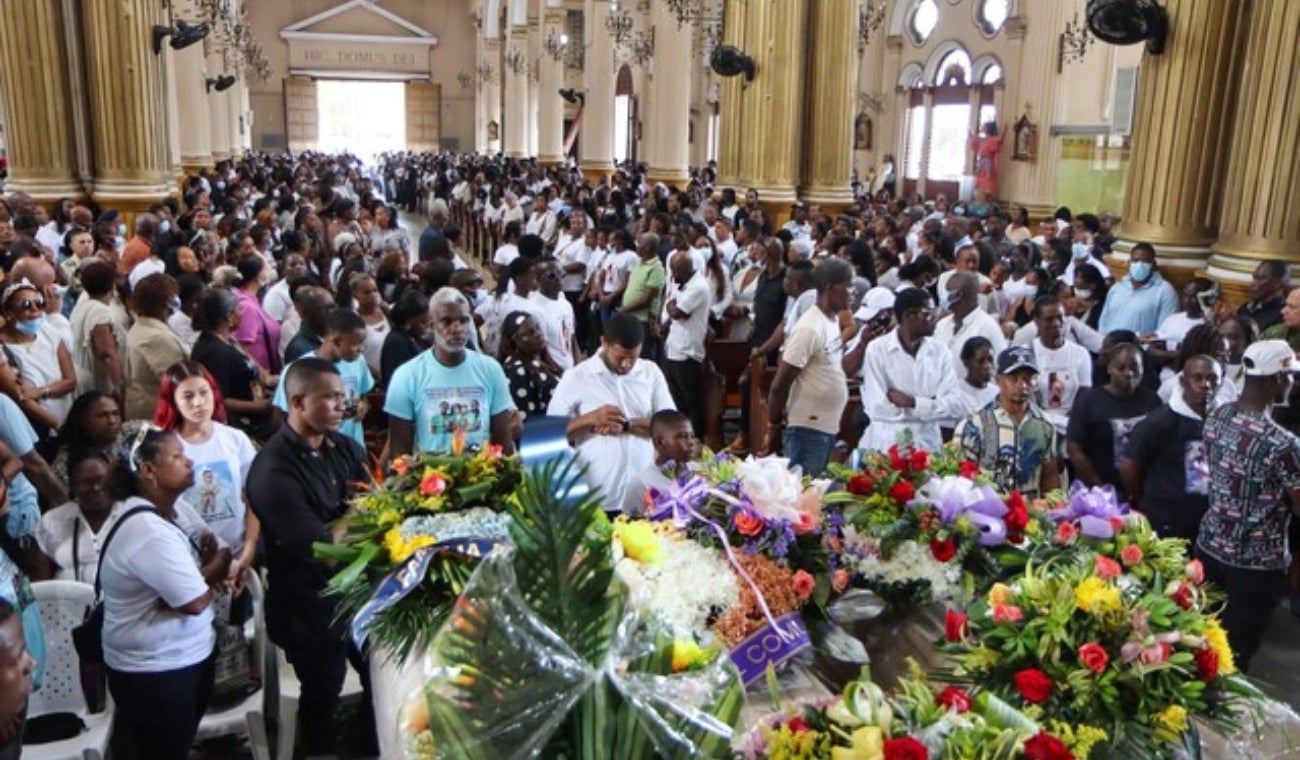 Sepelio de los muertos en el derrumbe de Quibdó