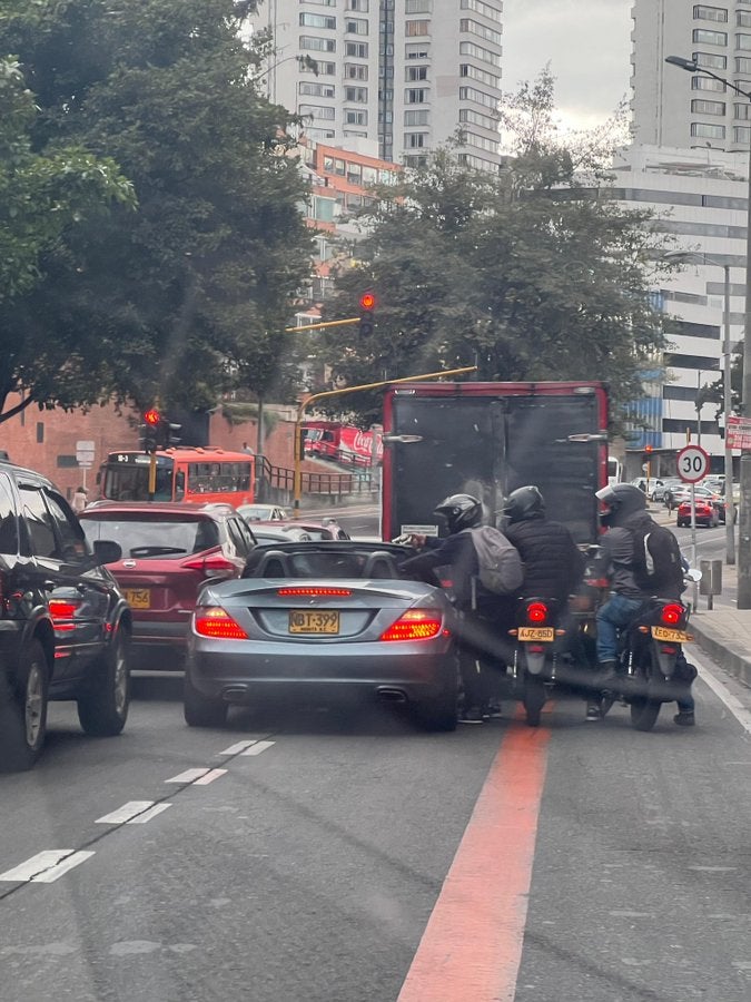 Tres hombre que se movilizaban en dos motocicletas