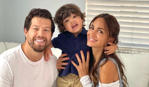 Valerie Domínguez con su esposo e hijo