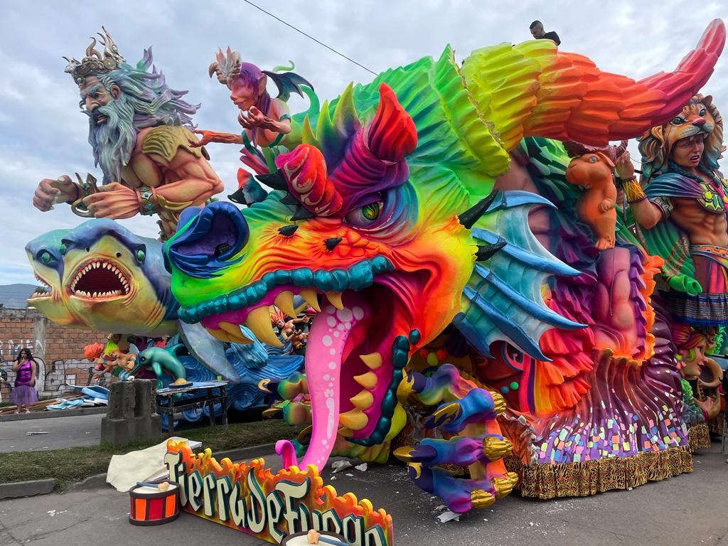 Colorida carroza del carnaval de negros y blancos en Pasto