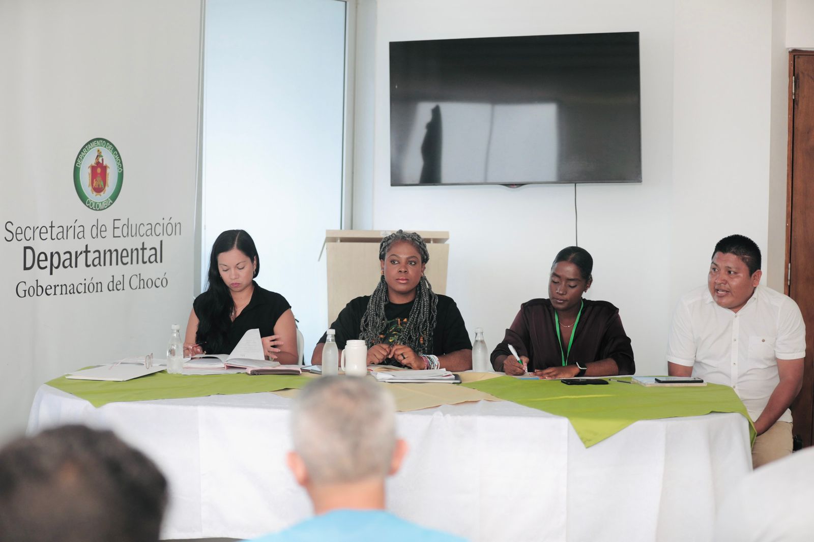 Ministra de Educación evaluó riesgos para el acceso escolar en el Chocó.