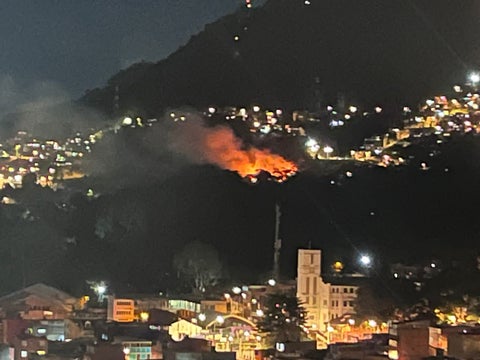 Incendio en cerros cerca a la Universidad Javeriana en Bogotá