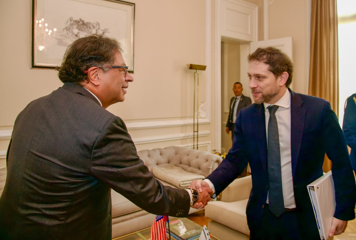 Gustavo Petro, presidente de Colombia y Jonathan Finer, consejero principal adjunto de seguridad de Estados Unidos.