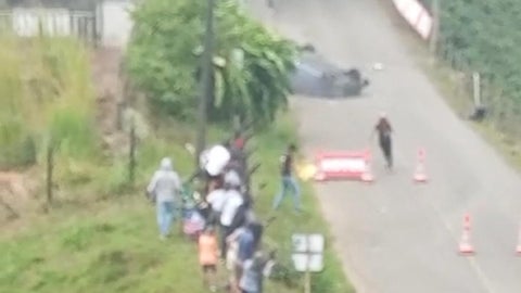 El conductor del automovil perdió el control y arrolló los espectadores