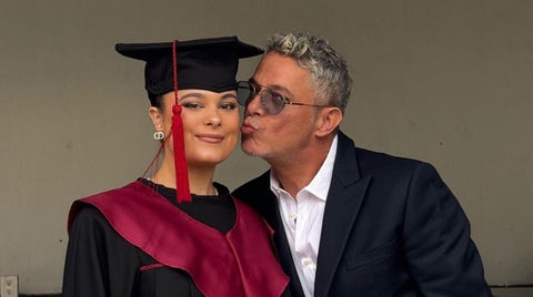 Alejandro Sanz y su hija Manuela en su graduación