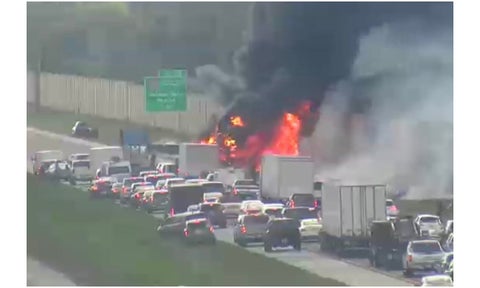 [Video] Jet privado se chocó y explotó en plena autopista: hay dos muertos