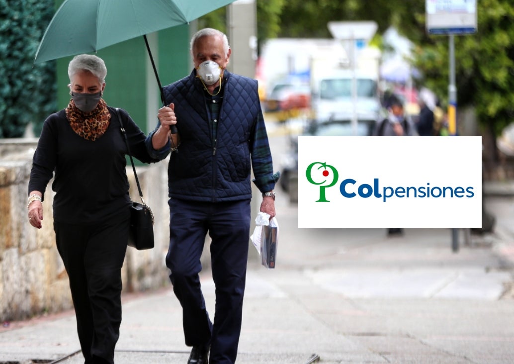 Adultos mayores pensionados caminan por una calle de Bogotá