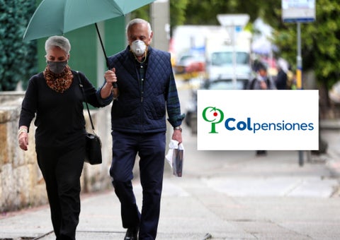 Adultos mayores pensionados caminan por una calle de Bogotá