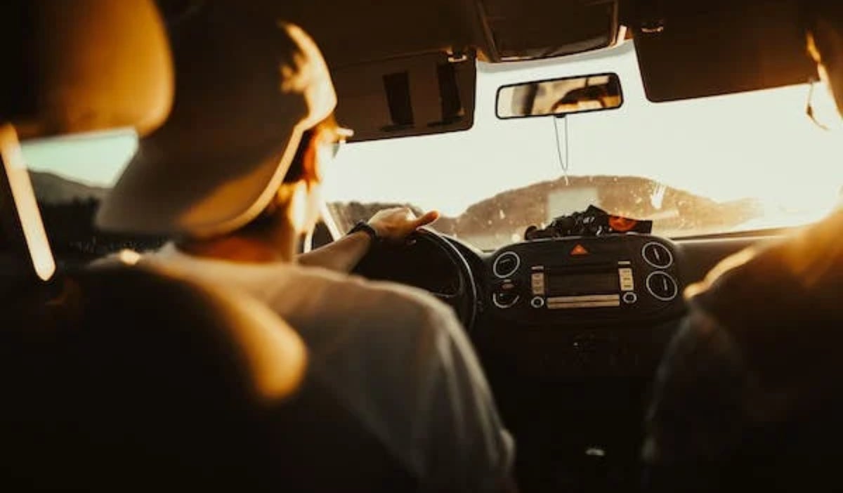 ¿Cuál es la multa si escucho música a alto volumen en el carro?