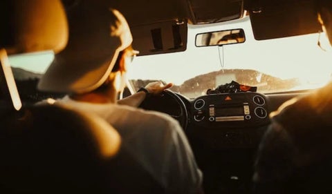 ¿Cuál es la multa si escucho música a alto volumen en el carro?