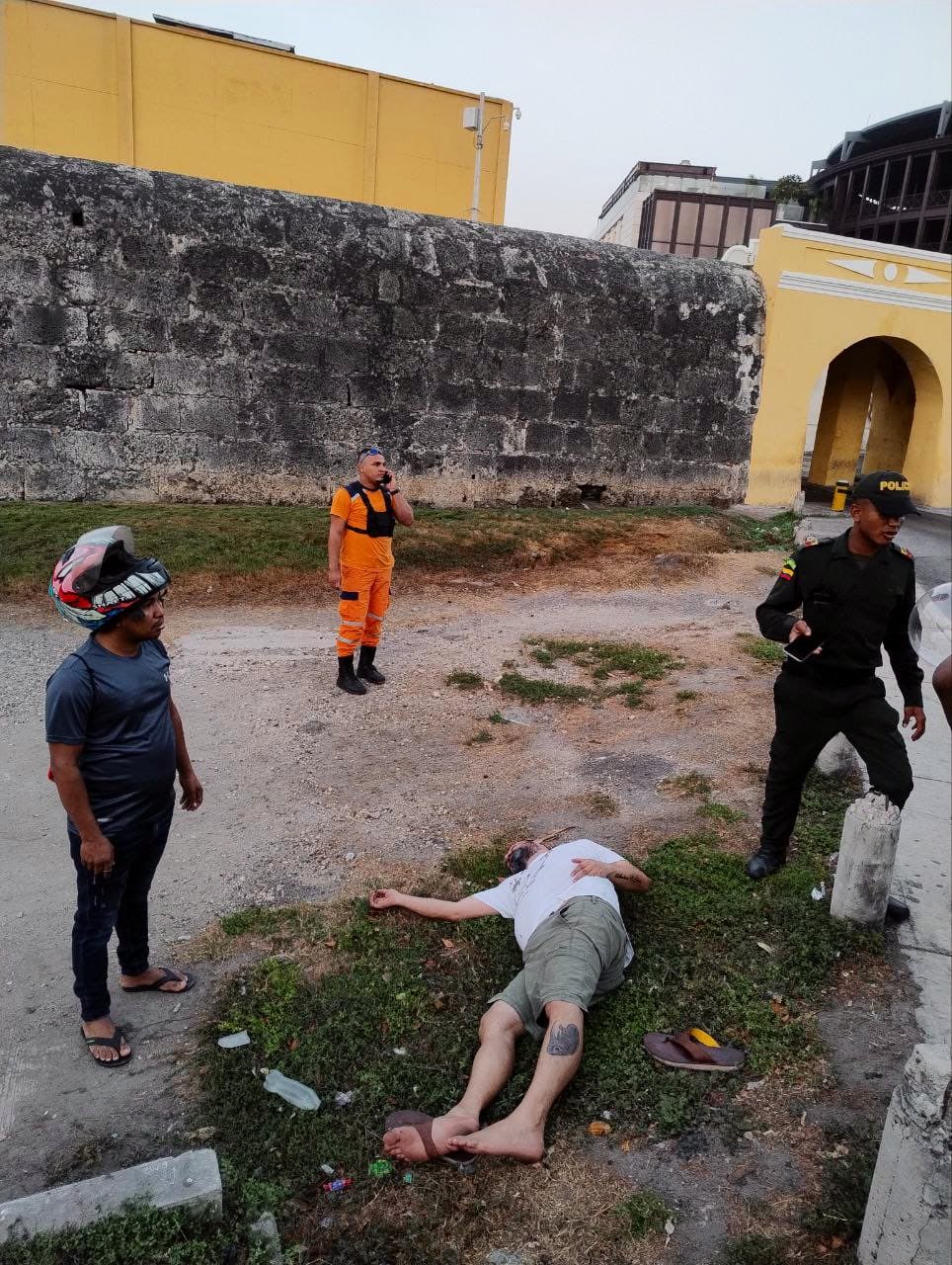 Hombre dormido en las murallas alcoholizado