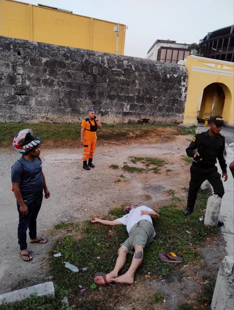 Hombre dormido en las murallas alcoholizado