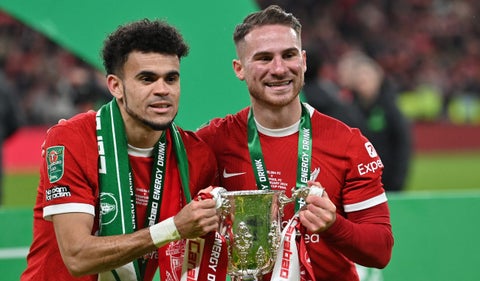 Luis Díaz y Alexis Mac Allister, celebrando la Carabao Cup