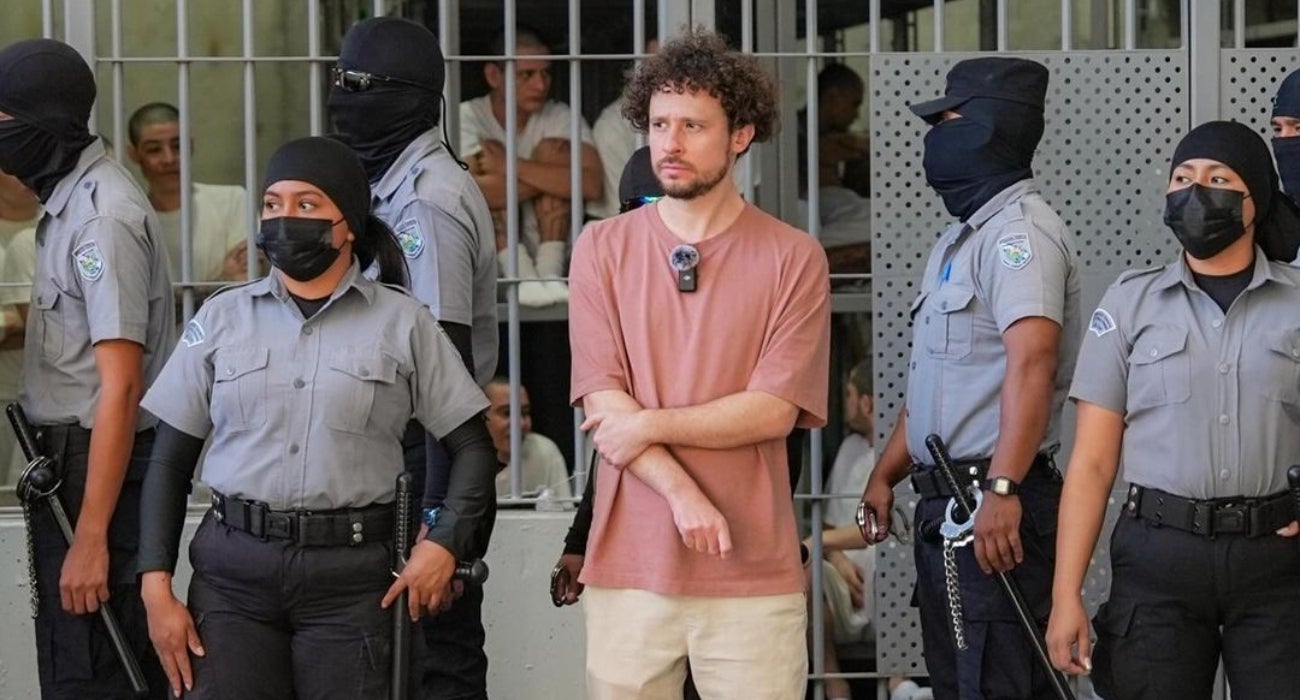 Luisito Comunica en la cárcel de máxima seguridad de El Salvador