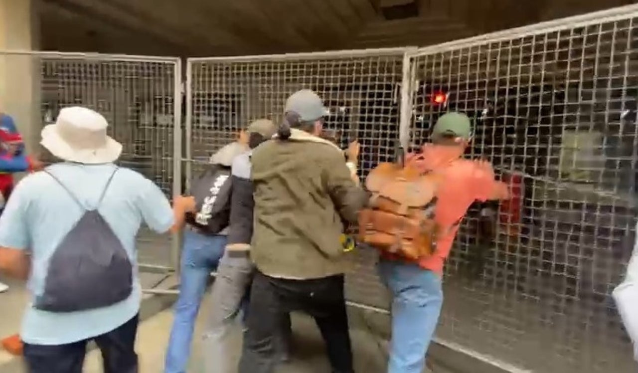 Manifestantes intentan ingresar al Palacio de Justicia