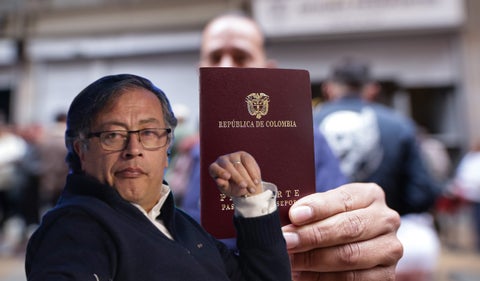 Gustavo Petro y el contrato de pasaportes