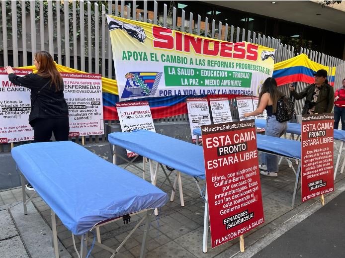 Protesta pacientes contra la reforma a la salud.