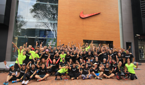 Deportistas en una tienda Nike en Colombia