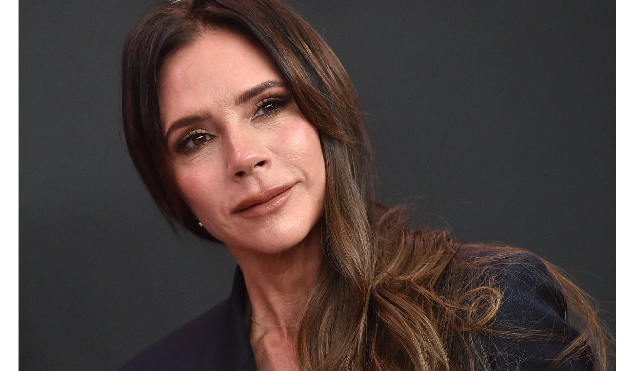 Victoria Beckham: ¡Ni un tobillo roto la detiene! La Spice Girl luce tacones con muletas.