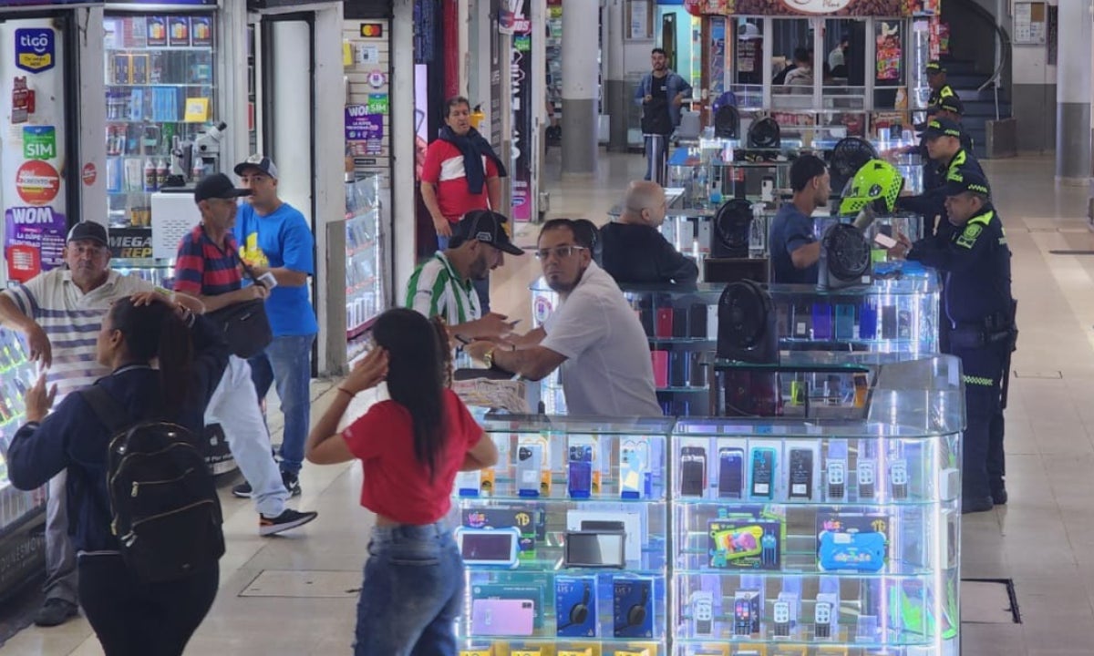 Cierran famoso centro comercial por vender celulares robados