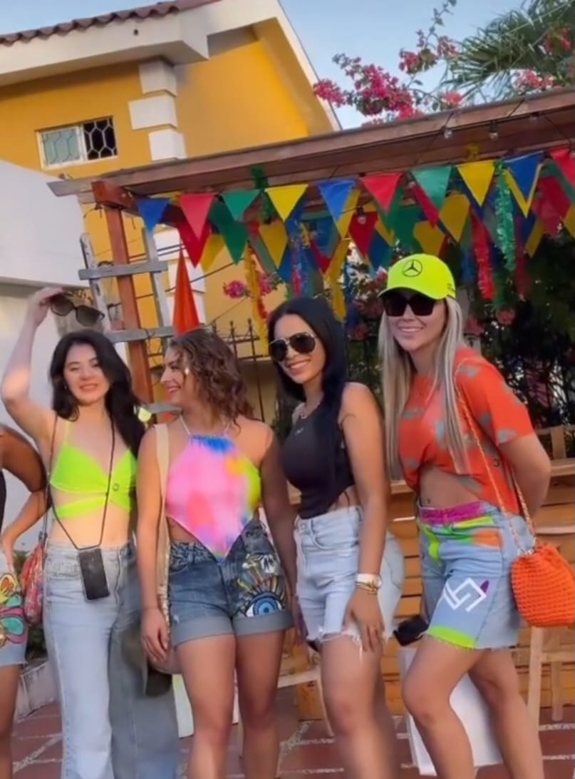Hija de Petro acompañada de excuñada