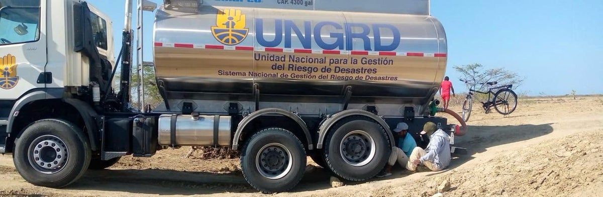 Indígenas wayúu ayudaron para sacar el carrotanque de la arena.