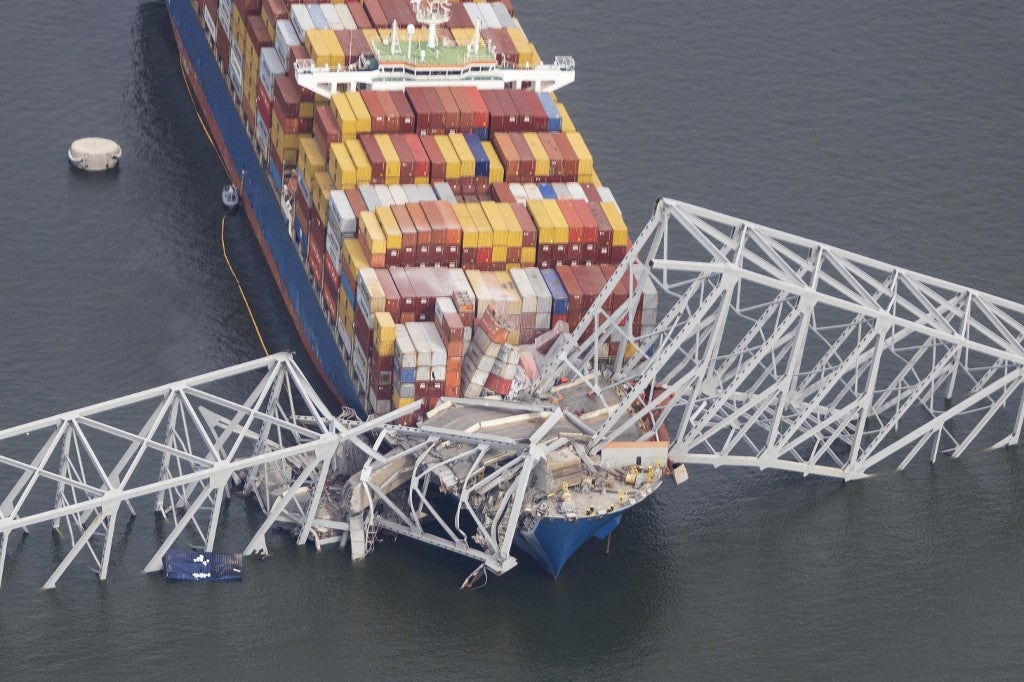 Barco en el puente de Baltimore luego de derrumbe de la estructura