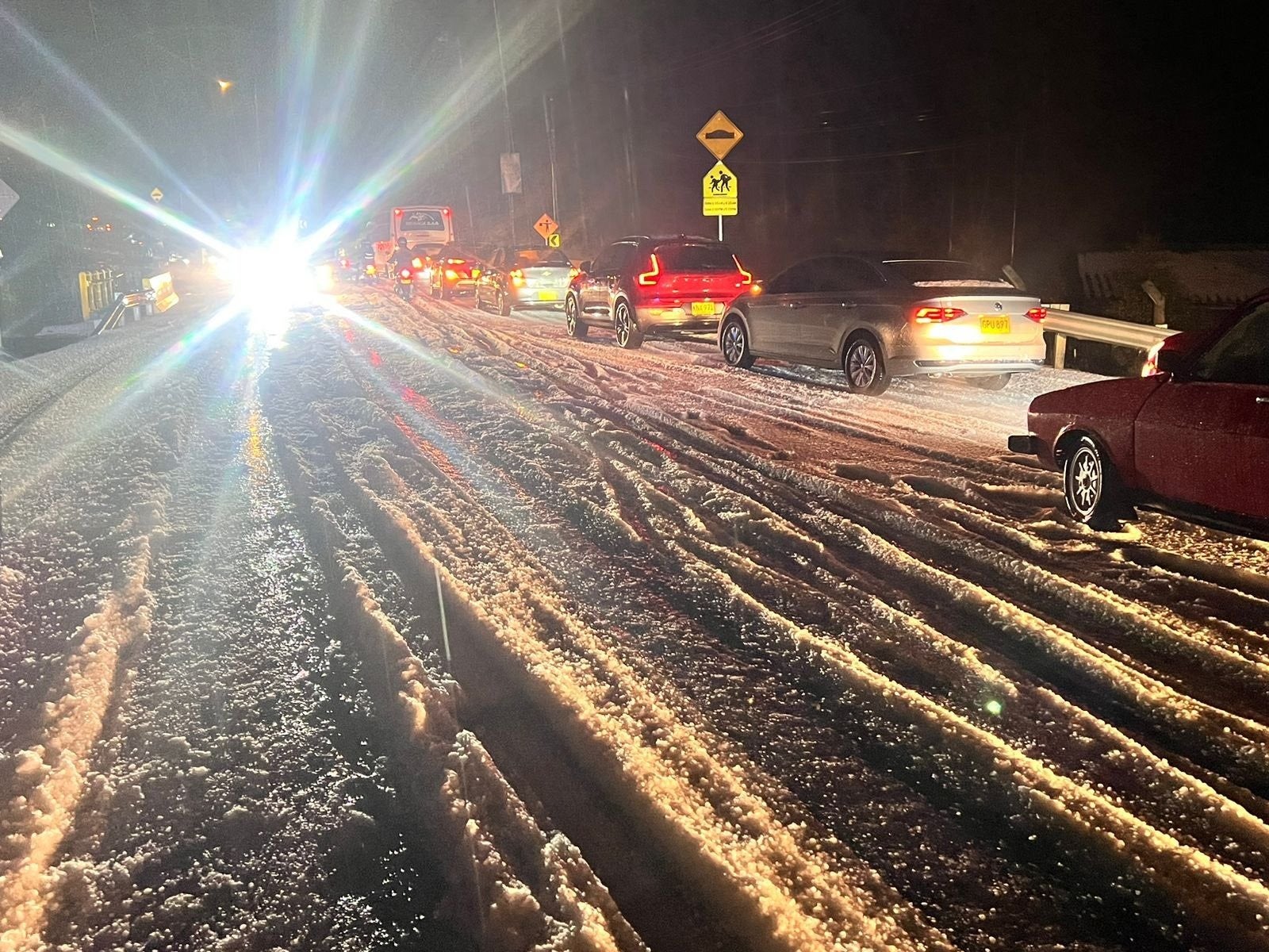 Colapsa la movilidad en vía La Calera por fuerte granizada
