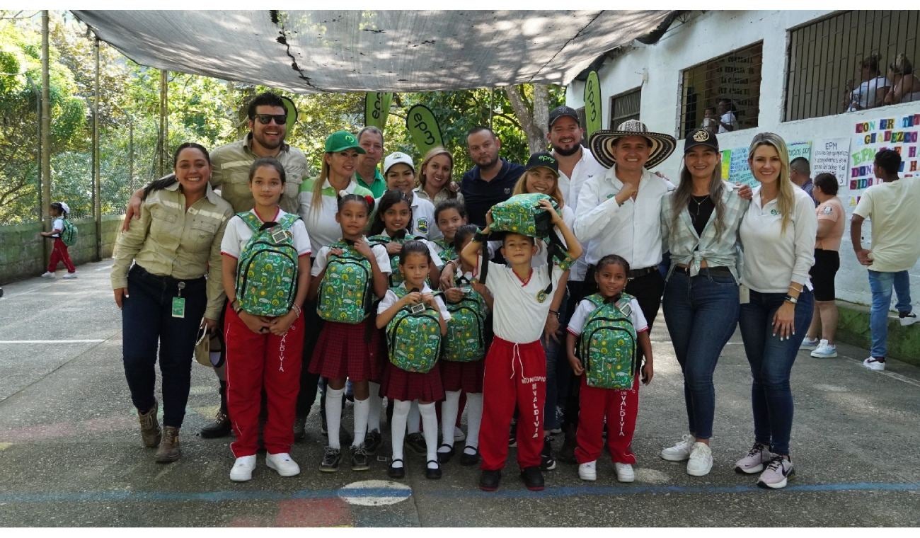 Entrega de paquetes escolares en Tarazá