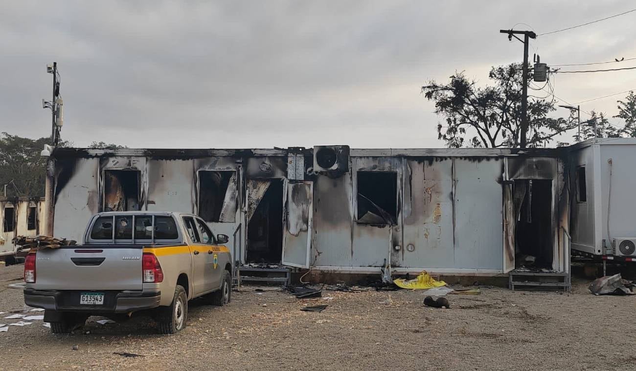 Migrantes vandalizan estación de recepción migratoria