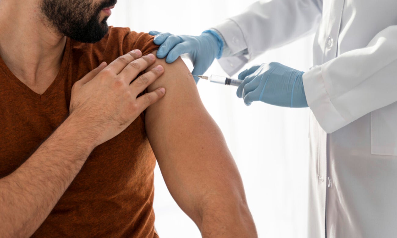 Historia del hombre que se vacunó 217 veces contra el covid