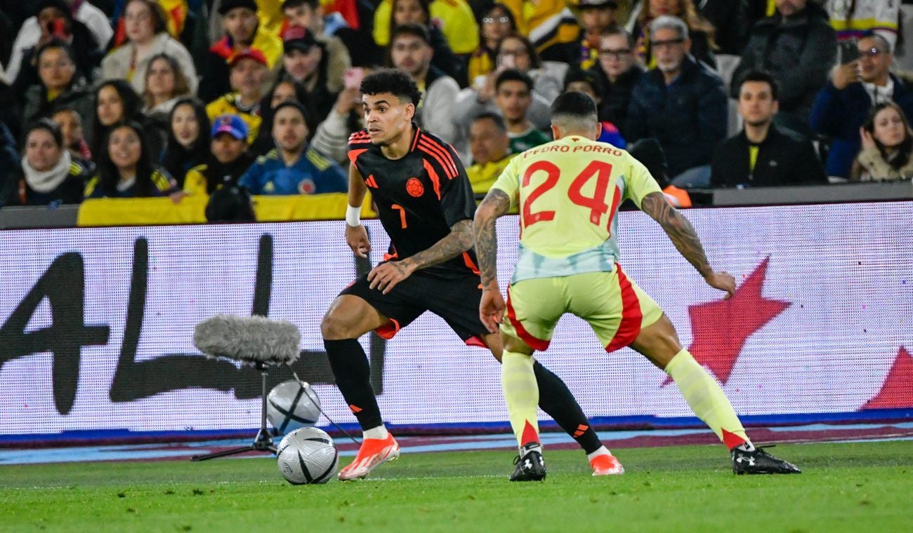 Luis Díaz encarando al jugador Pedro Porro