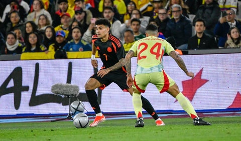 Luis Díaz encarando al jugador Pedro Porro