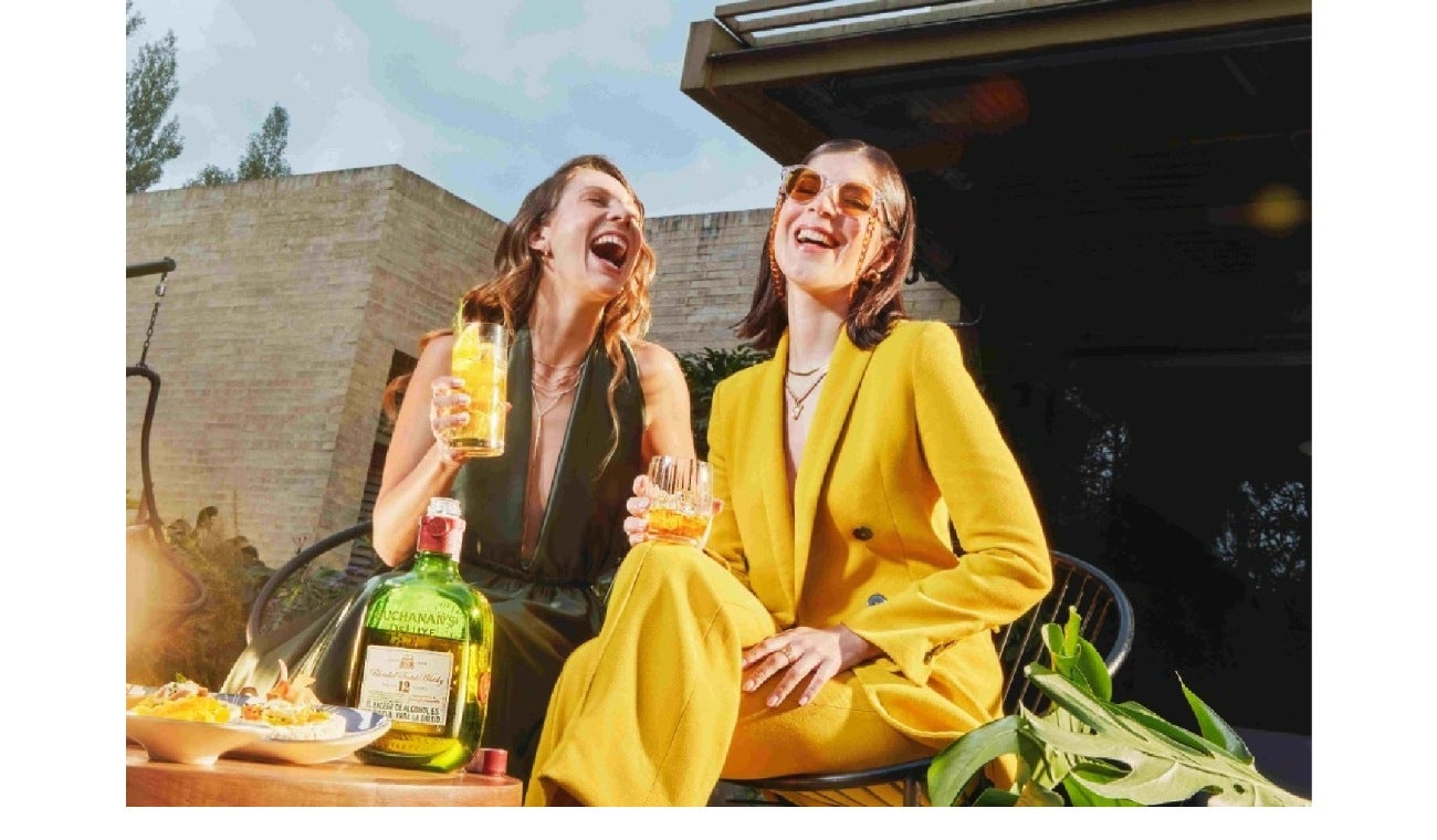 Mujer tomando Buchanans