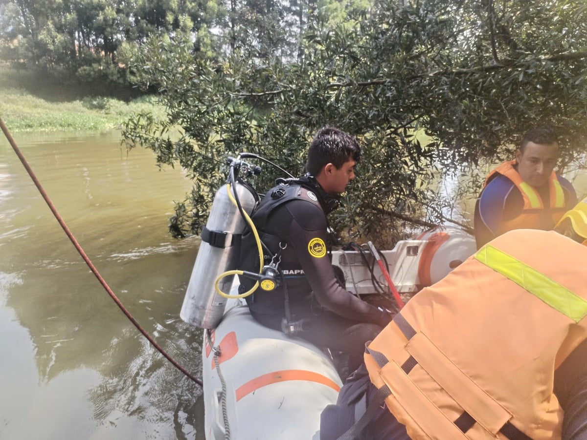 La Unidad especializada de rescate acuático lidera la búsqueda del menor