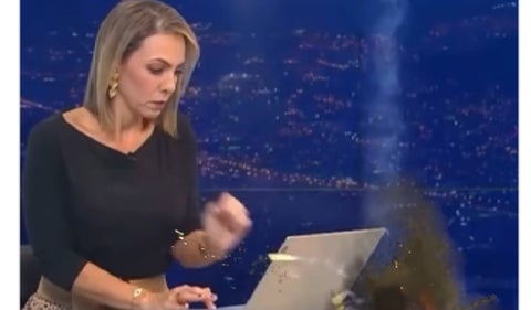 ¡Impresionante! Explota un bombillo en pleno noticiero de Telemedellín