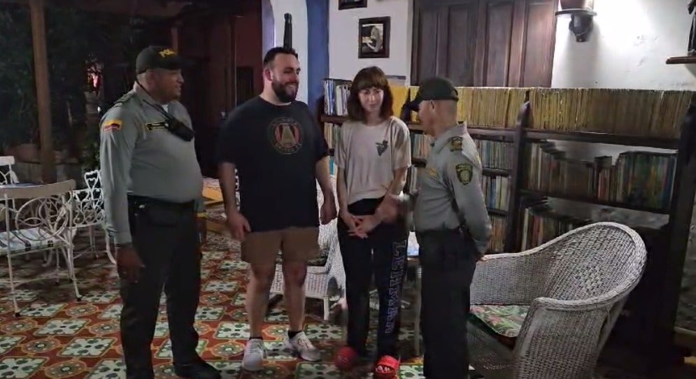 Policía y turistas.