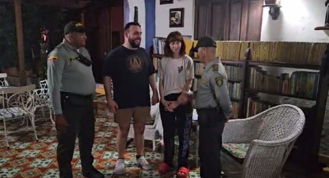 Policía y turistas.
