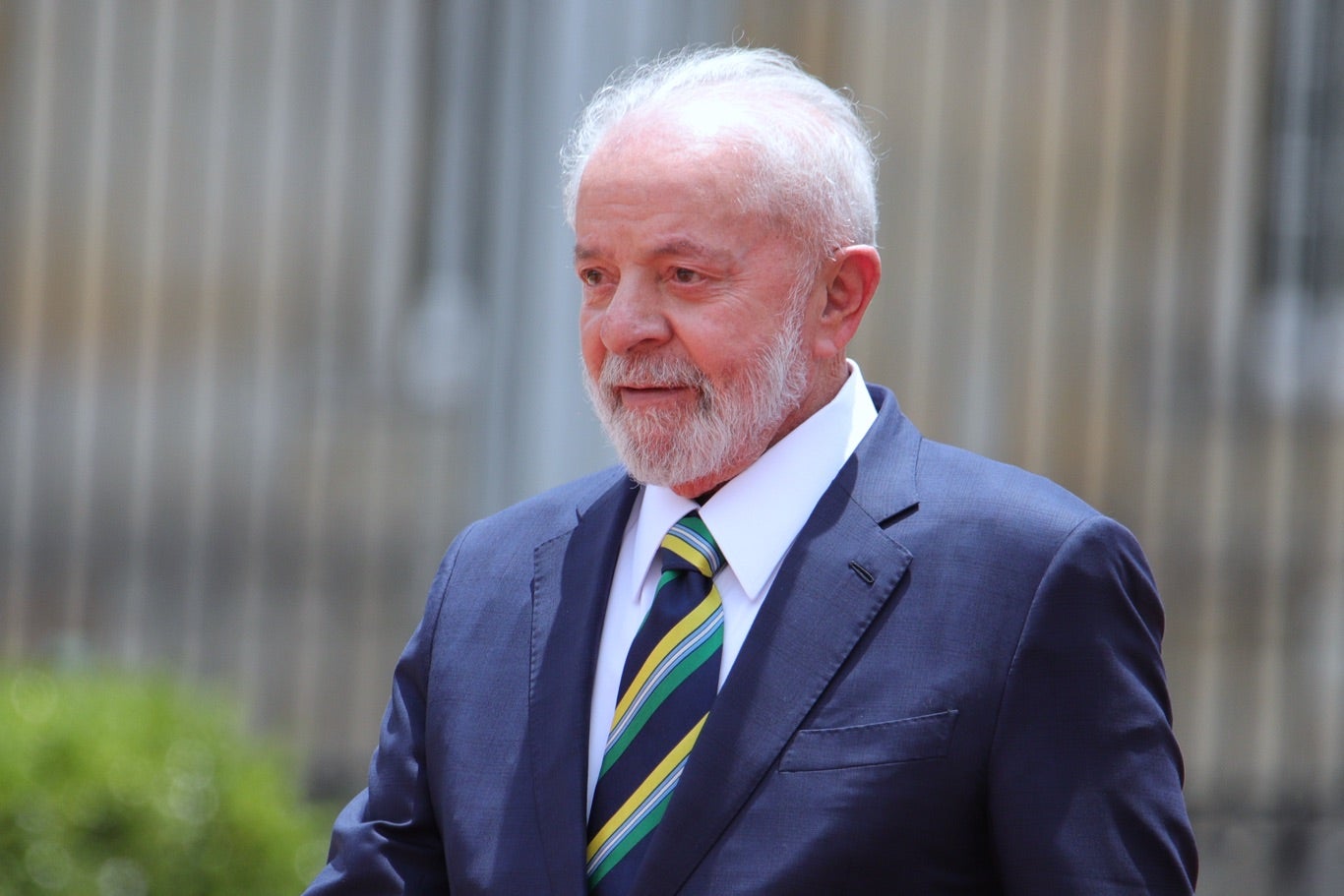 El presidente Lula da Silva anuncia su candidatura para un cuarto mandato durante su visita a Indonesia, demostrando su energía a los 80 años.