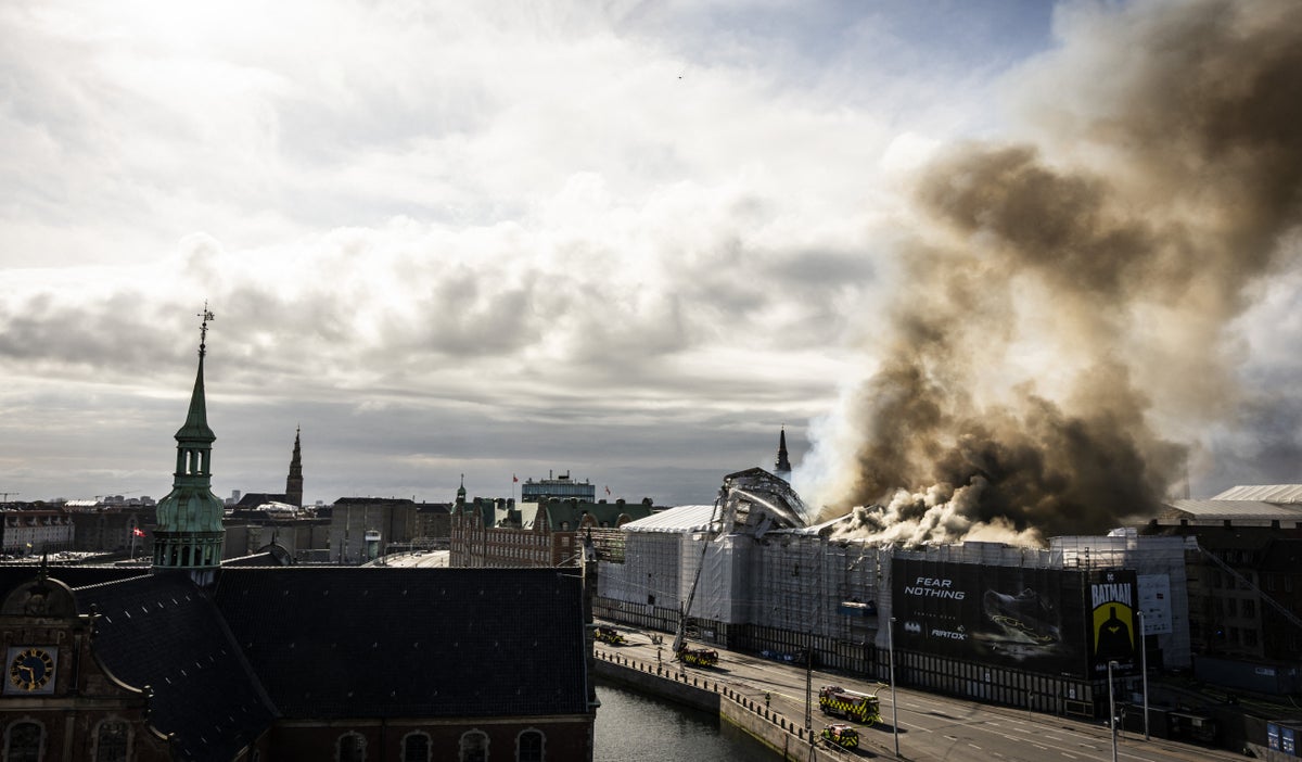 Incendio devastador consume histórica bolsa de Copenhague
