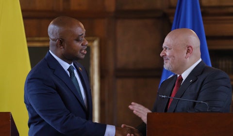 Canciller encargado Luis Gilberto Murillo y Karim Khan, fiscal de la Corte Penal Internacional