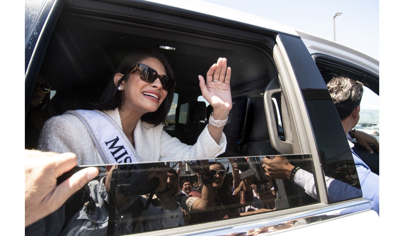 Miss Universo, Sheinnys Palacios, saluda a sus seguidores