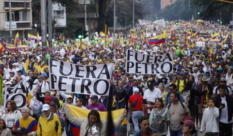 Miles de colombianos dedican el domingo a protestar contra el Gobierno de Petro